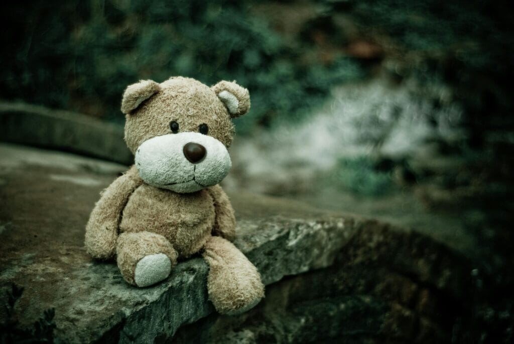 Eenzame teddybeer. Het is donker en alleen in de schaduw