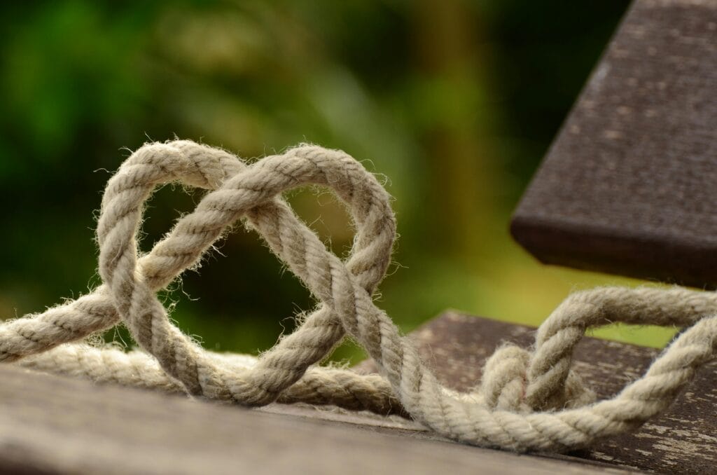 een hart van een touw, als je het aantrekt wordt het een knoop. Symboliseert voor mij de verknoping die ontstaat als liefde niet stromen kan. 